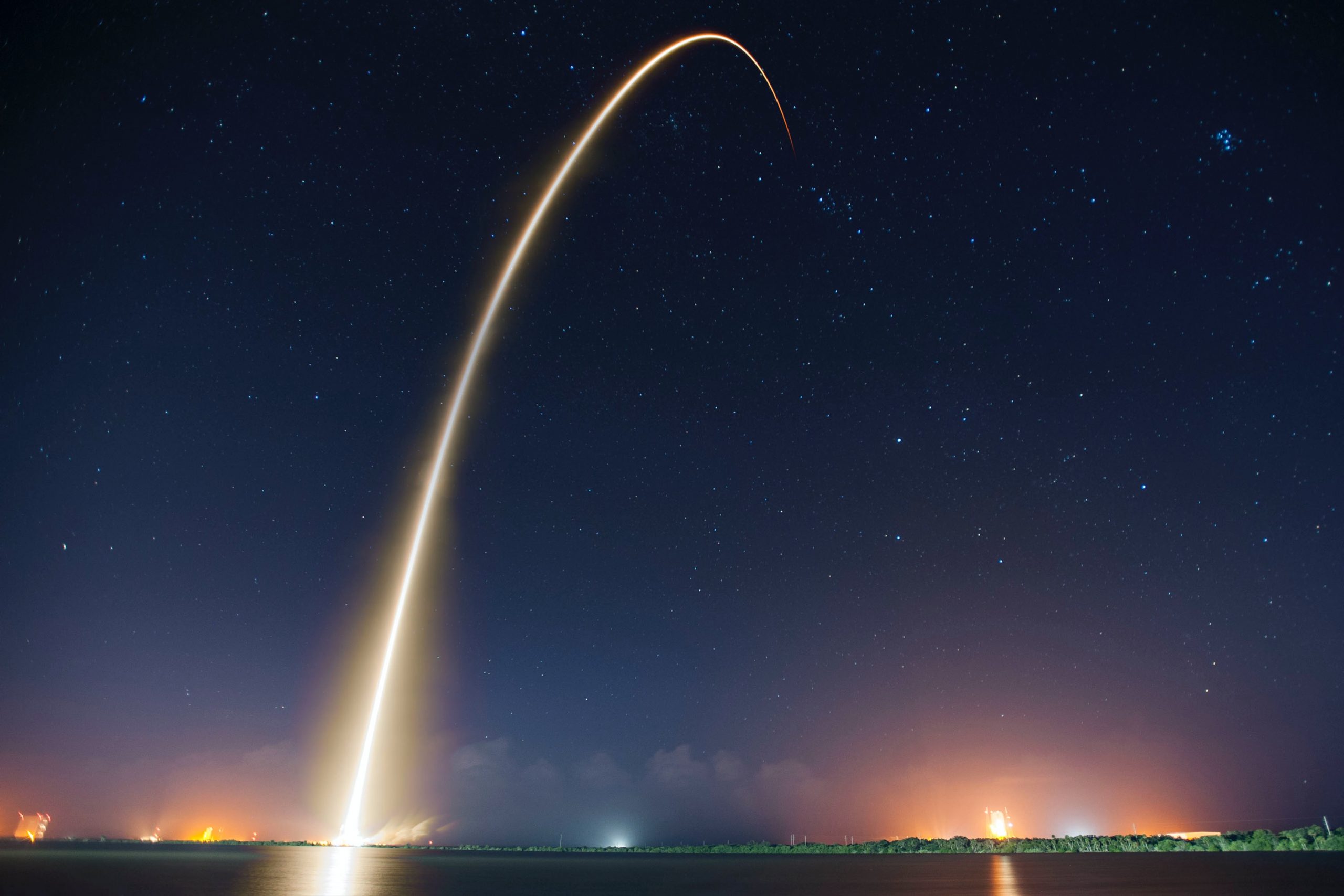 US rocket arc at night spacex.