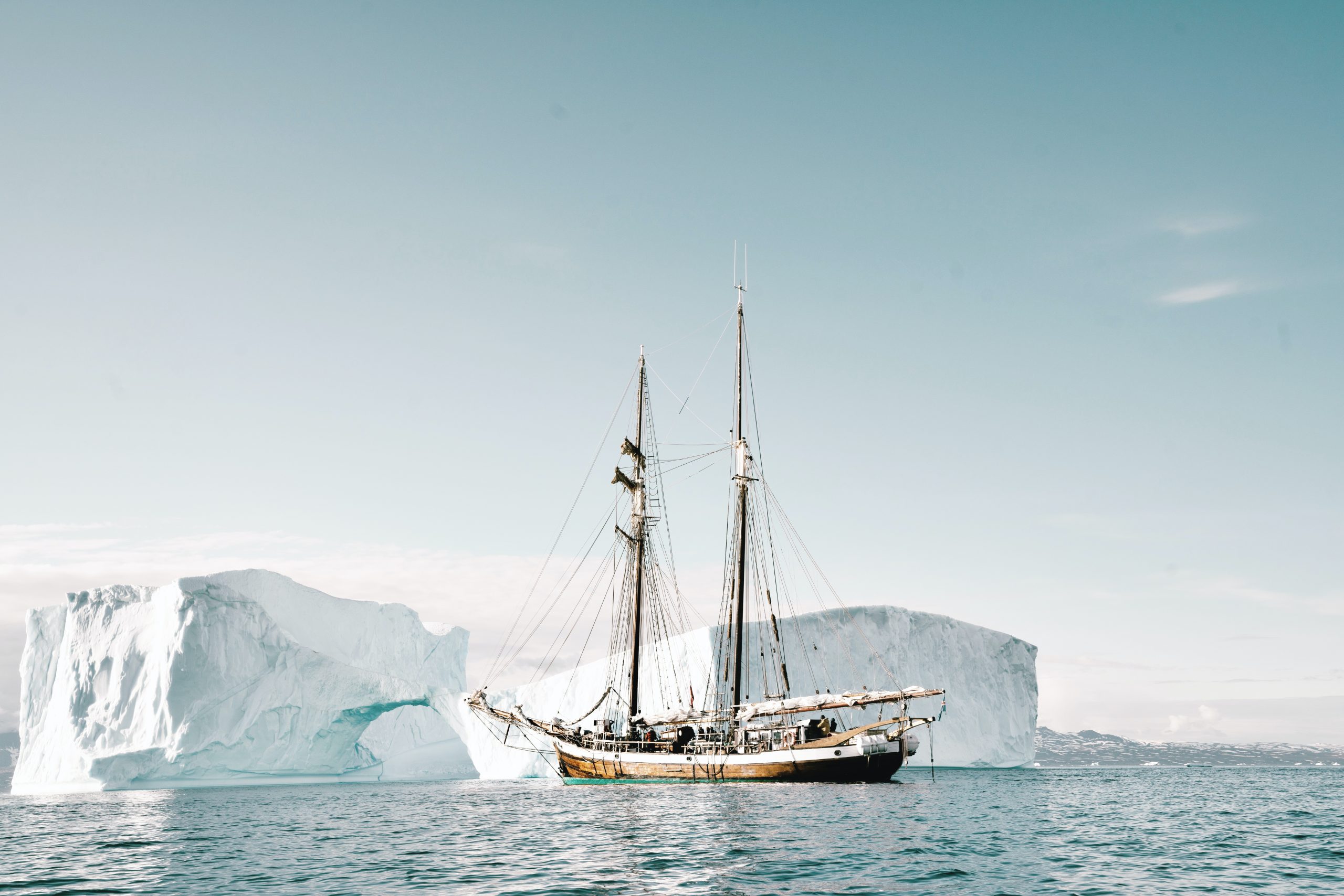 US ship headed toward glaciers.