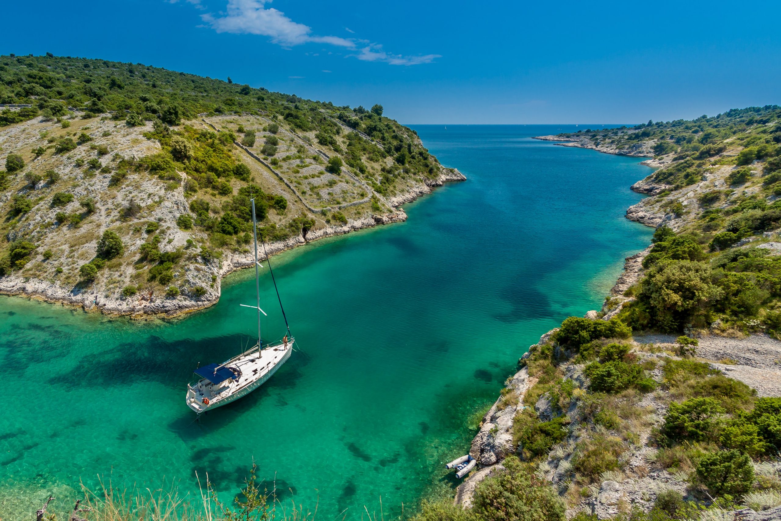 Photo US yacht green waters scaled.